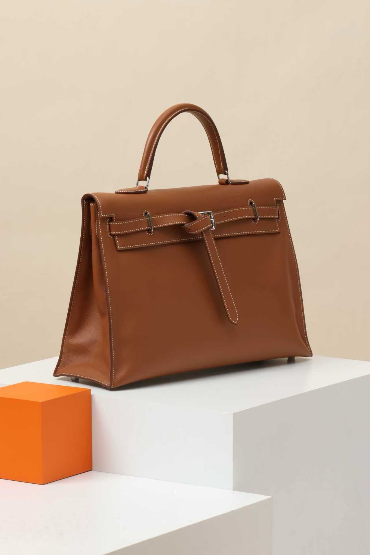 H@RMÈS KELLY FLAT HANDBAG 35 GOLD SWIFT PALLADIUM HARDWARE