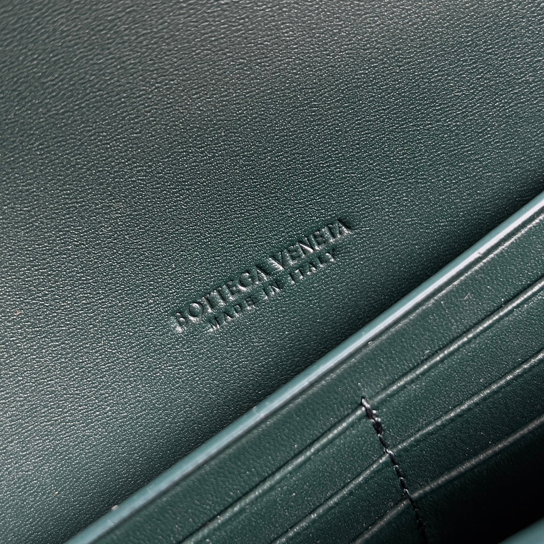 Bottega Veneta Knot Clutch - Forest Green Croc-Embossed